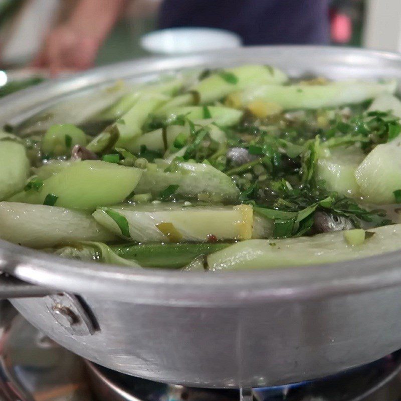 Step 3 Cooking sour fish soup with water lily