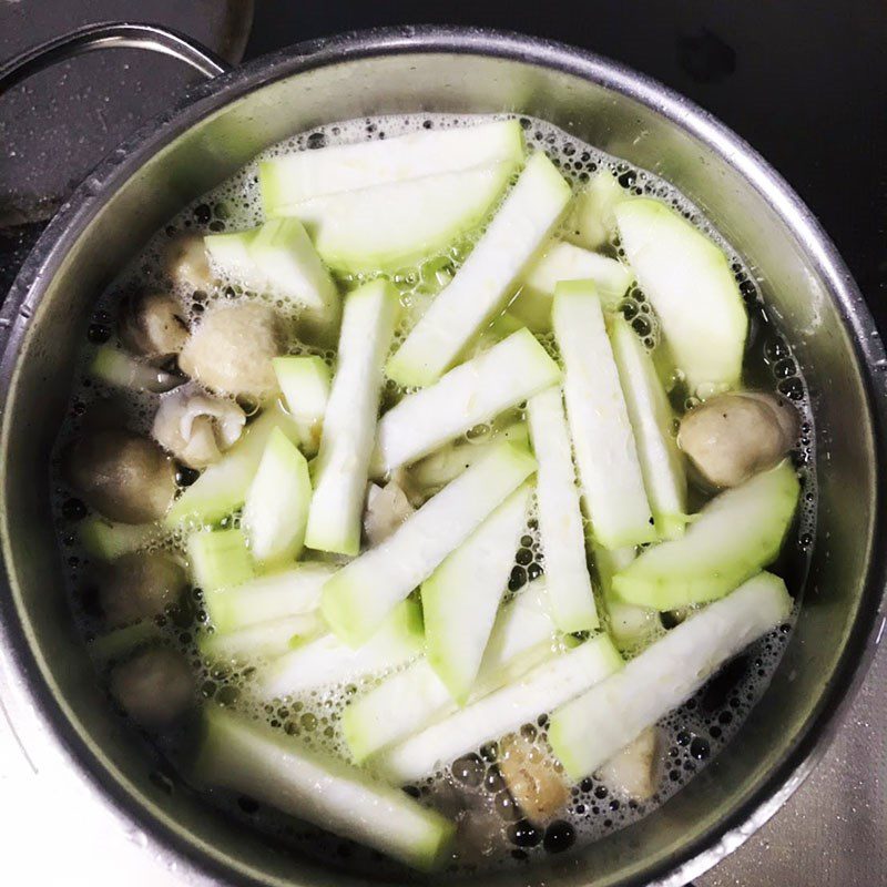 Step 3 Cooking soup with gourd, mushrooms, and dried shrimp