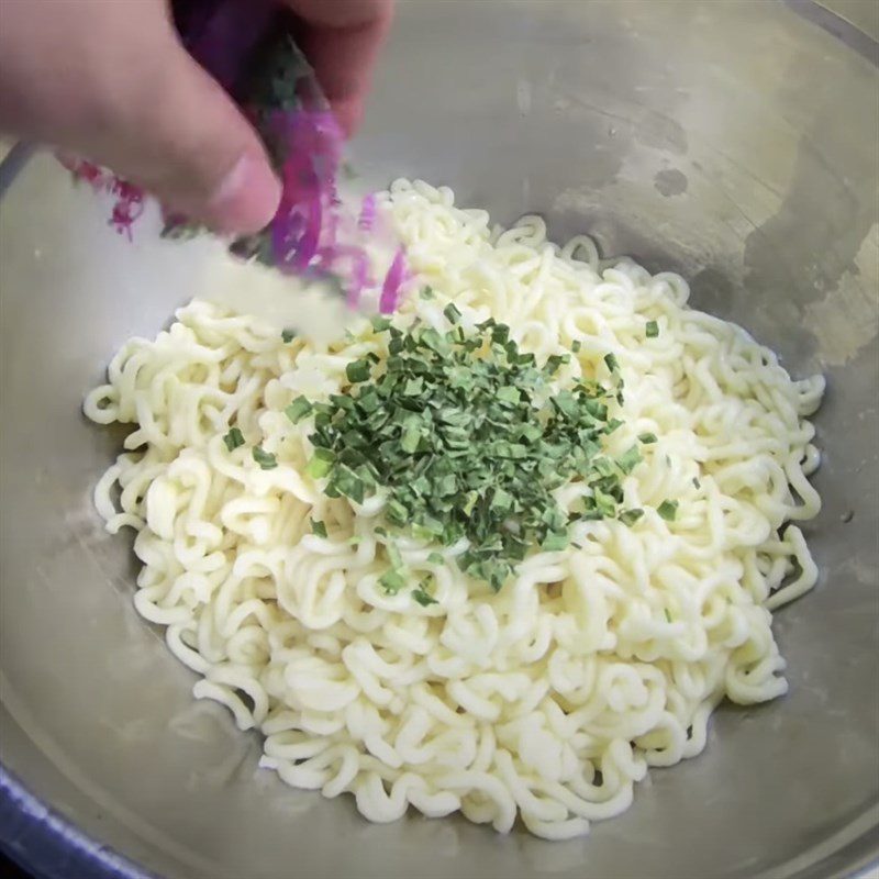 Step 3 Prepare the sauce and mix the noodles Cheese meatball noodle salad