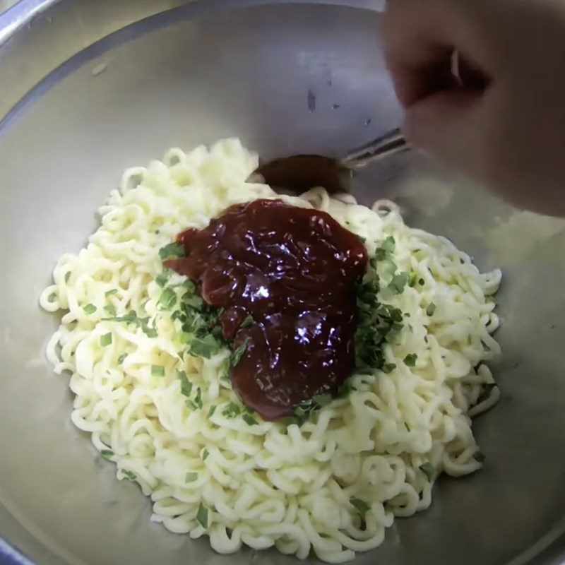Step 3 Prepare the sauce and mix the noodles Cheese meatball noodle salad
