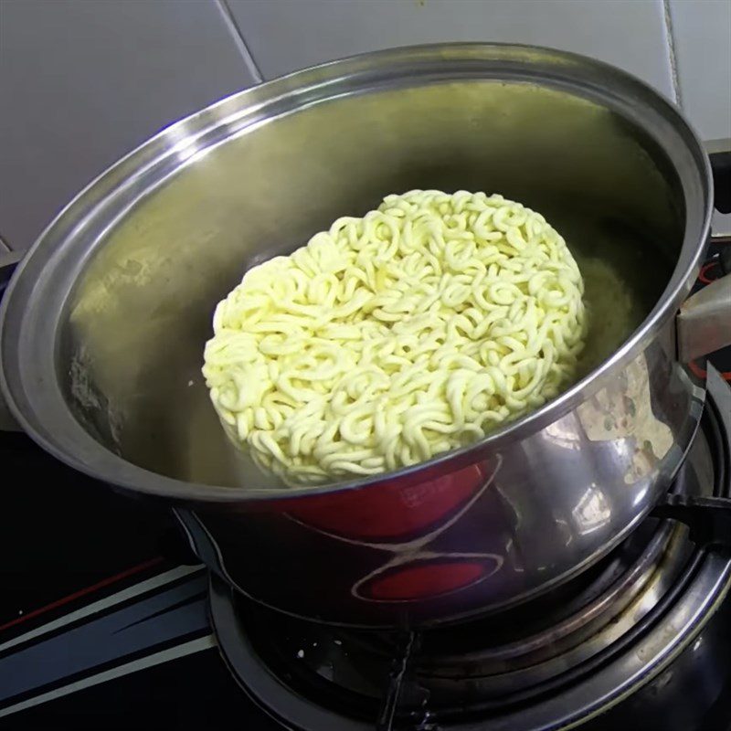 Step 3 Prepare the sauce and mix the noodles Cheese meatball noodle salad