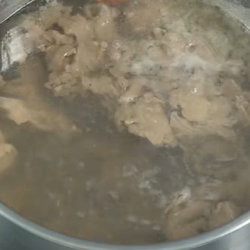 Step 3 Cooking soup Enoki mushroom beef soup