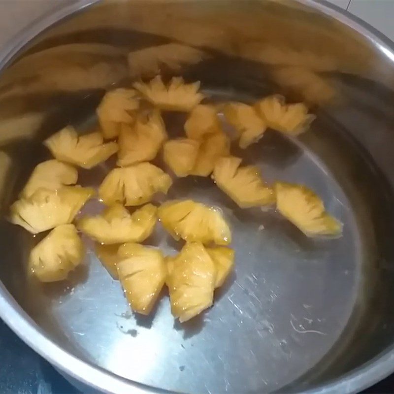 Step 3 Cook the soup Sour fish soup