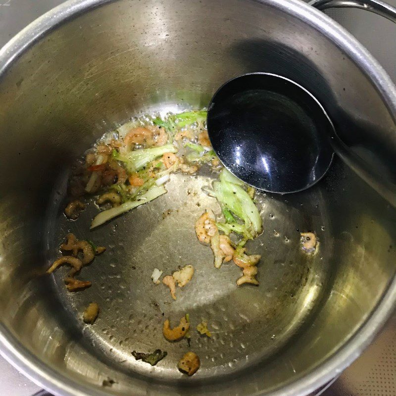Step 3 Cook the soup Water spinach soup with dried shrimp