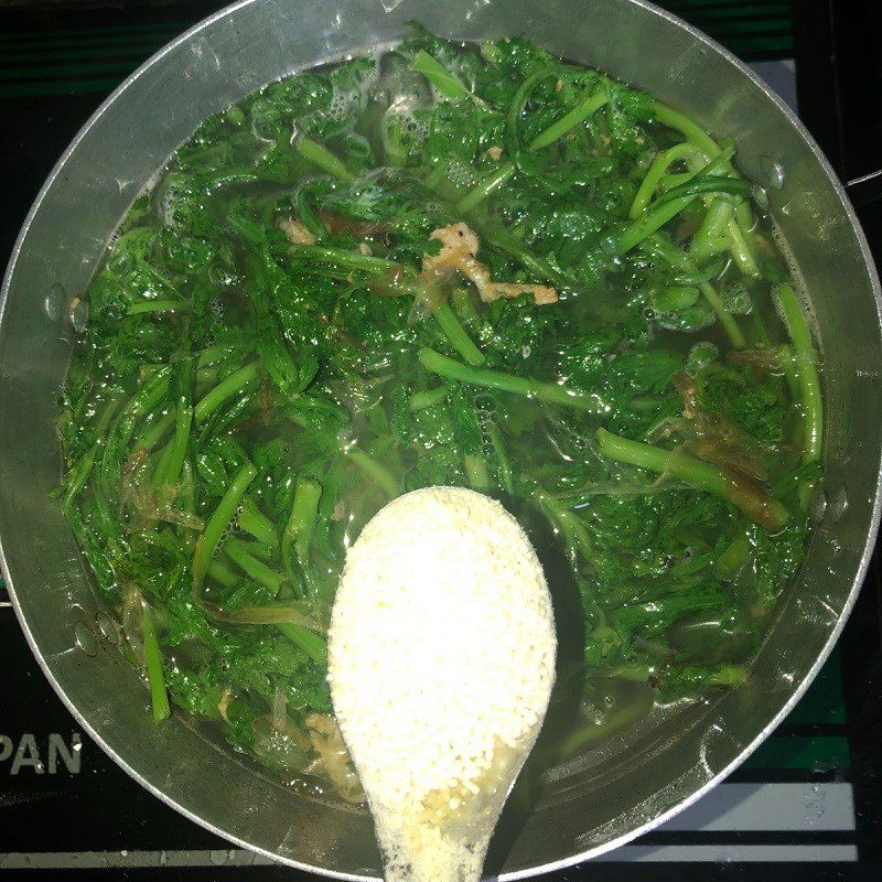 Step 3 Cook the fresh shrimp and water spinach soup