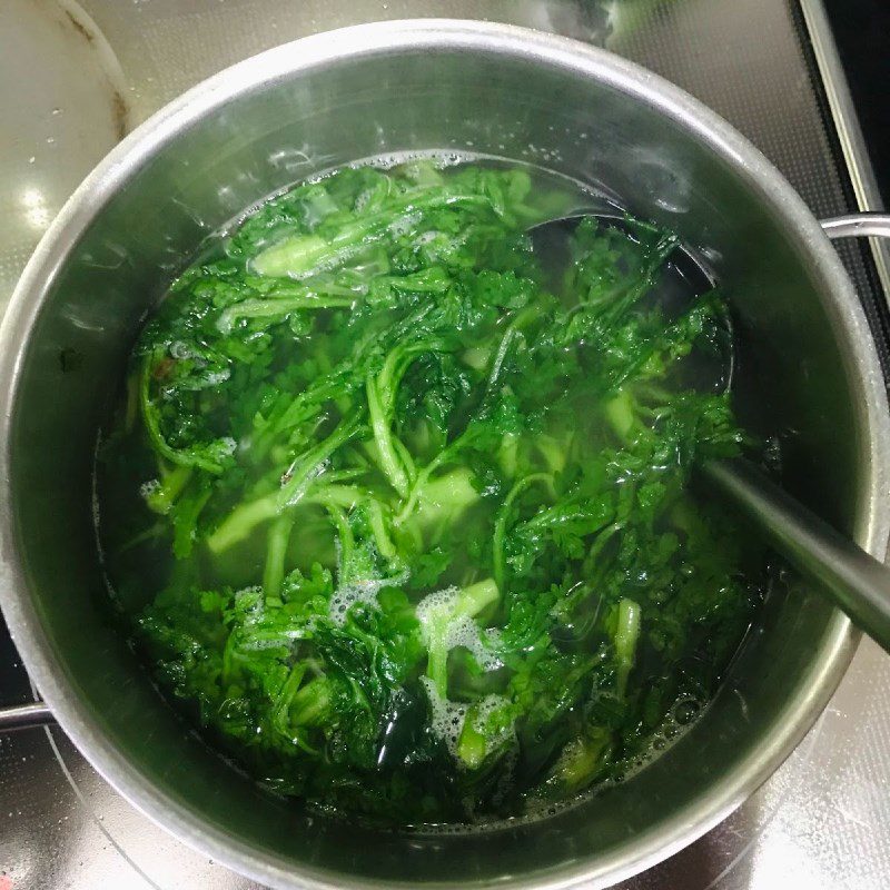Step 3 Cook the soup Water spinach soup with dried shrimp