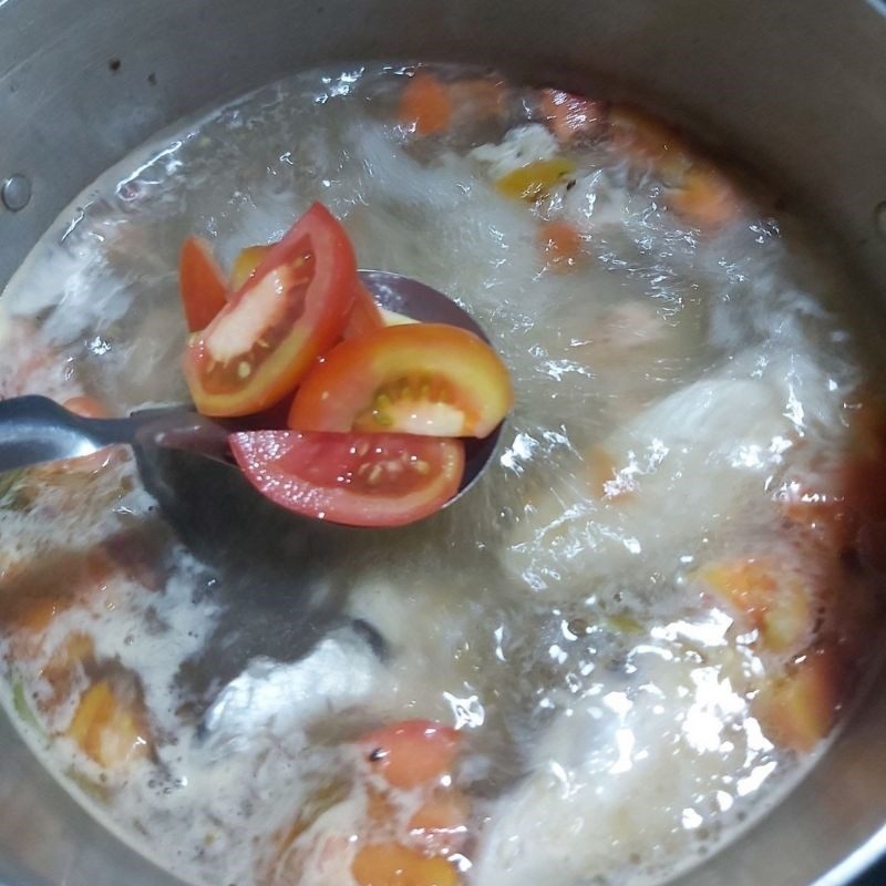 Step 4 Cooking Soup Sour Salmon Head Soup (recipe shared by users)
