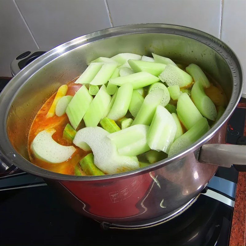 Step 4 Cook the soup for sour salmon head soup with shrimp