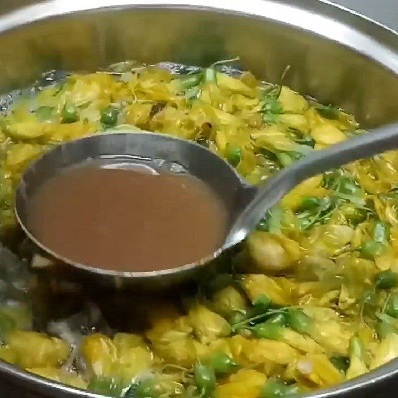 Step 5 Cook the soup for sour fish soup with water lily