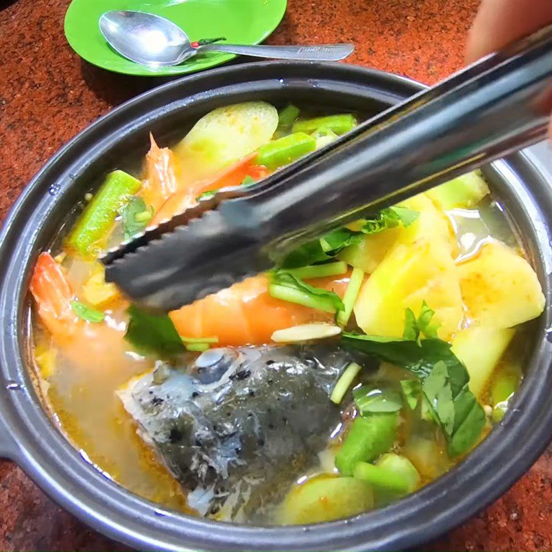 Step 4 Cook the soup for sour salmon head soup with shrimp