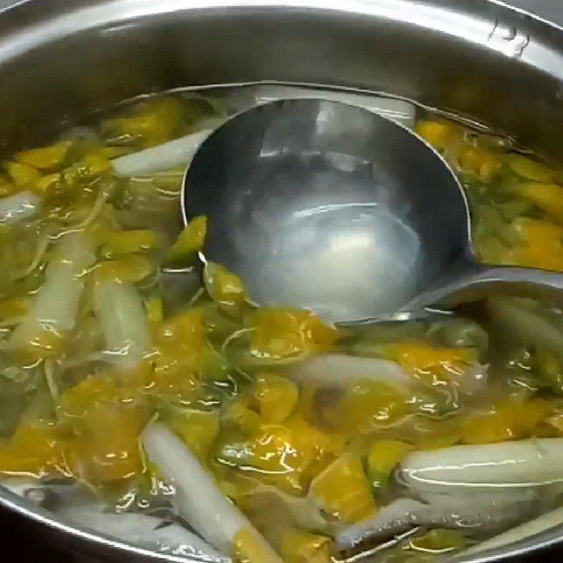 Step 5 Cook the soup for sour fish soup with water lily