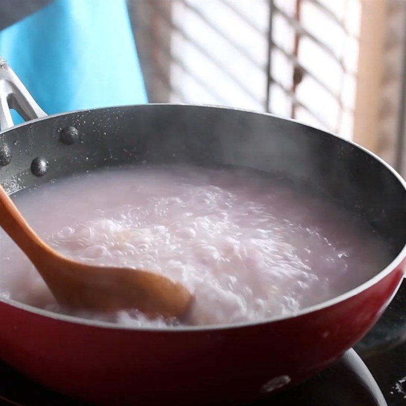 Step 3 Cooking soup Taro soup with dried shrimp