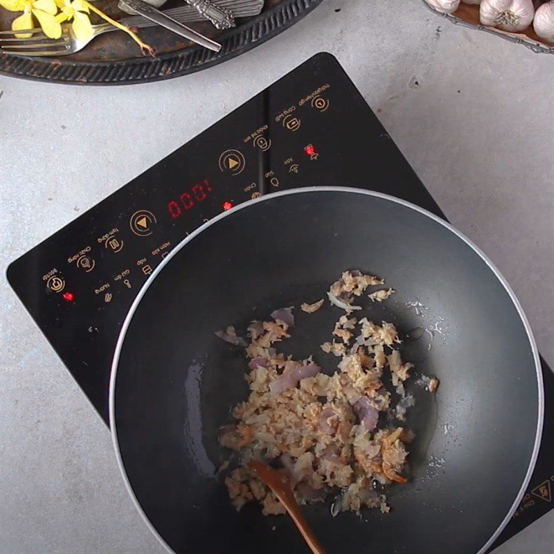 Step 3 Cooking soup Taro soup with dried shrimp