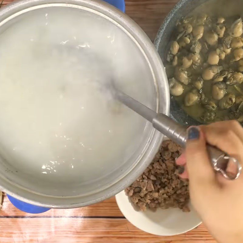 Step 3 Cooking Porridge with Minced Meat and Oysters