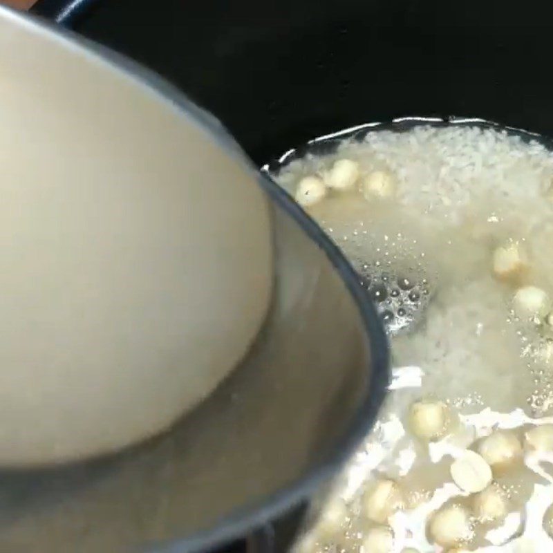 Step 5 Cooking porridge Carp porridge with lotus seeds