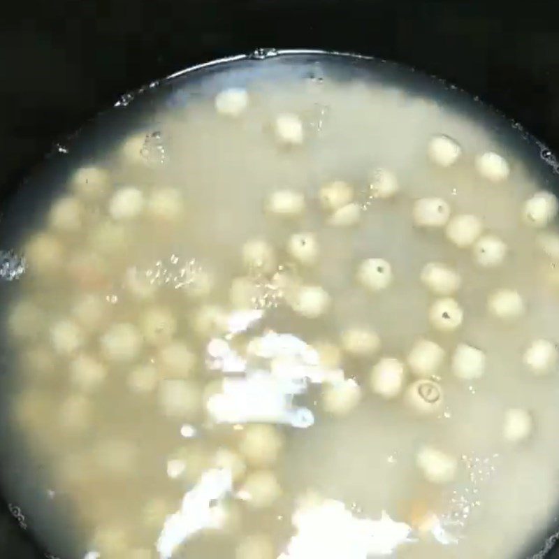 Step 5 Cooking porridge Carp porridge with lotus seeds