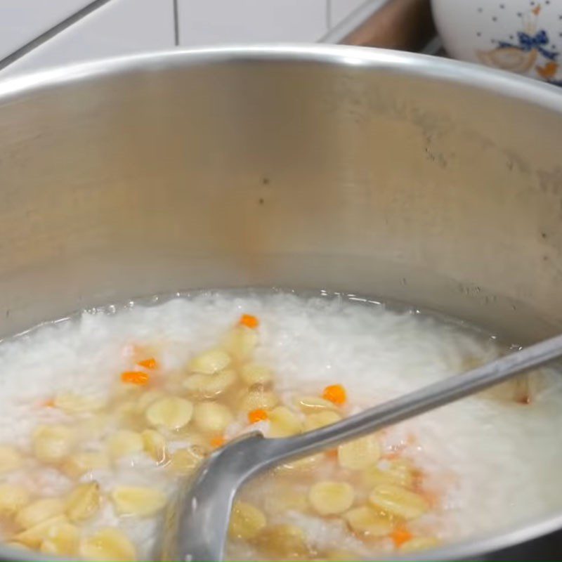 Step 4 Cooking porridge Lotus seed porridge with minced meat and eggs