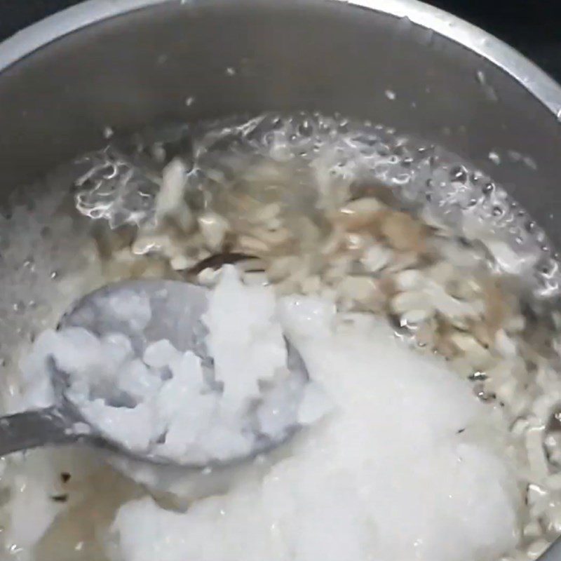 Step 3 Cook the porridge Crab porridge with mushrooms