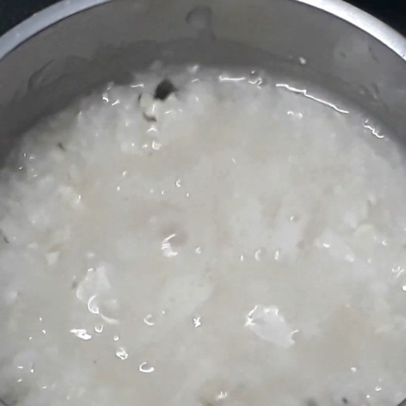 Step 3 Cook the porridge Crab porridge with mushrooms