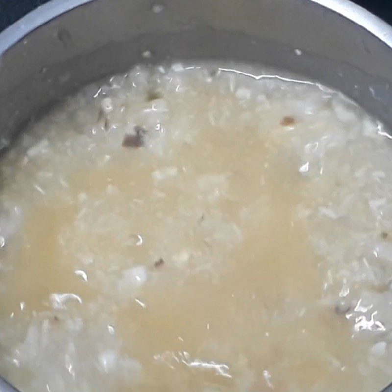Step 3 Cook the porridge Crab porridge with mushrooms
