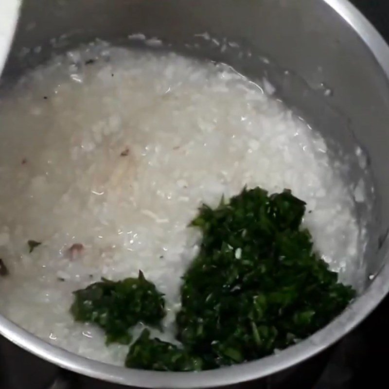 Step 4 Cooking porridge Sea crab porridge water spinach