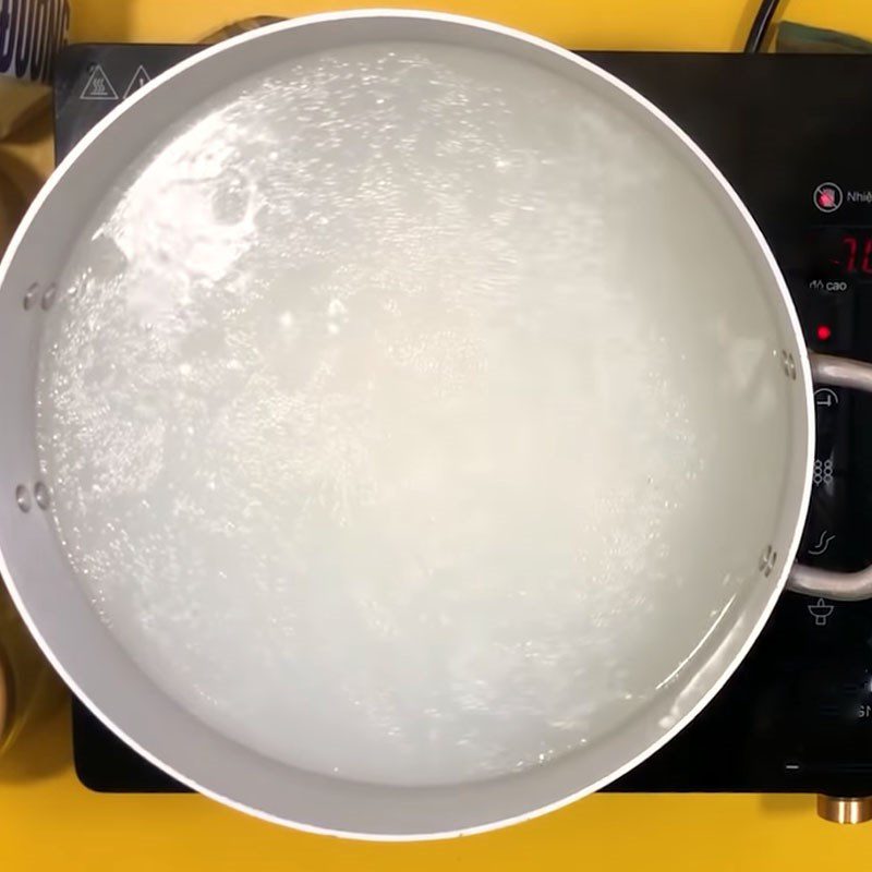 Step 4 Cooking porridge Snakehead fish porridge hotpot