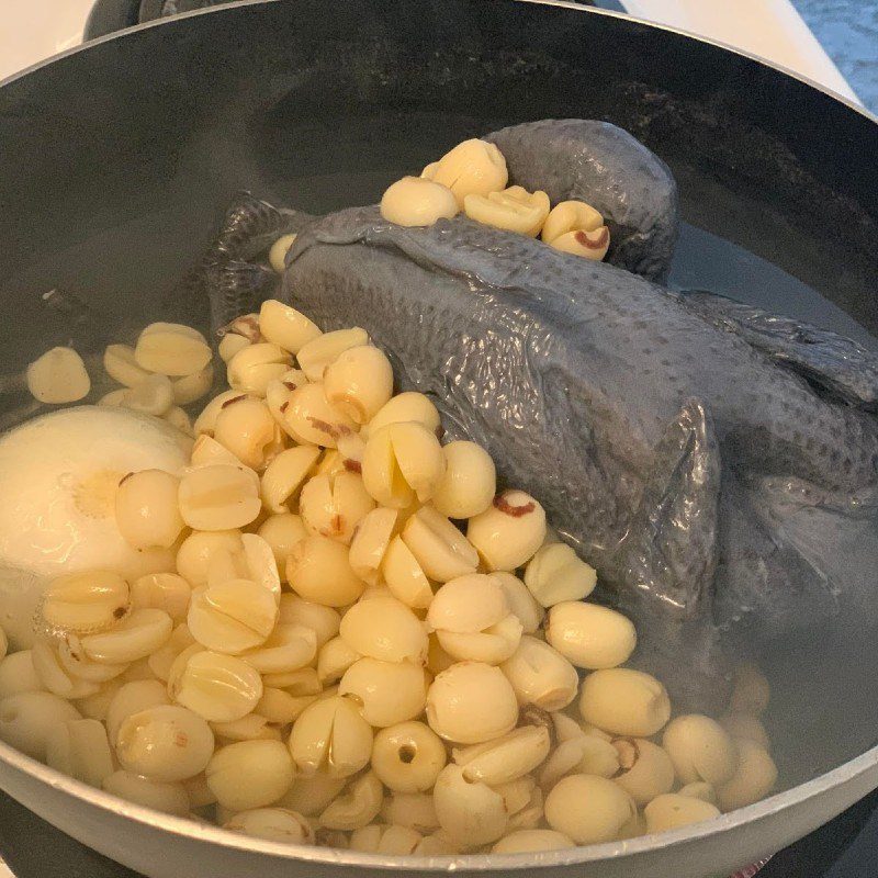 Step 2 Cook the porridge for black chicken and lotus seed porridge (recipe shared by a user)