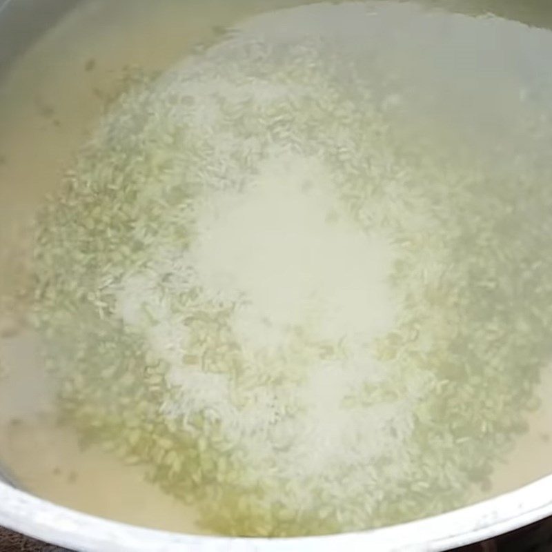 Step 3 Cook green bean porridge Chicken cooked in a clay pot