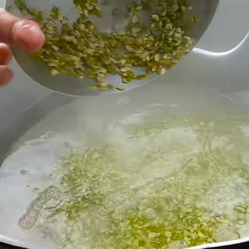 Step 3 Cook green bean porridge Chicken cooked in a clay pot