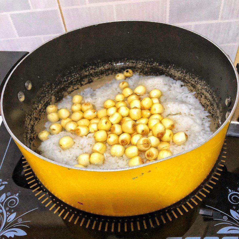 Step 3 Cooking lotus seed porridge Long shell porridge lotus seed