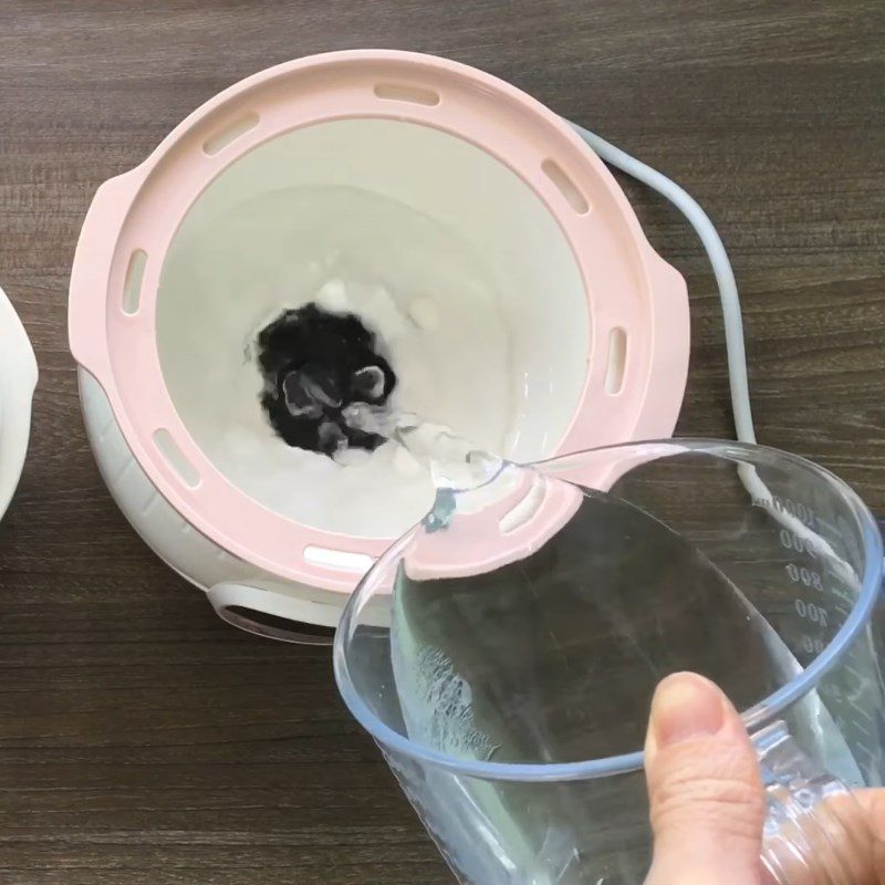Step 3 Cook the white porridge and steam the ingredients Salmon porridge using a slow cooker