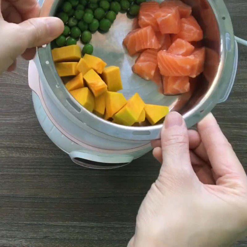 Step 3 Cooking plain porridge and steaming ingredients Salmon porridge using a slow cooker