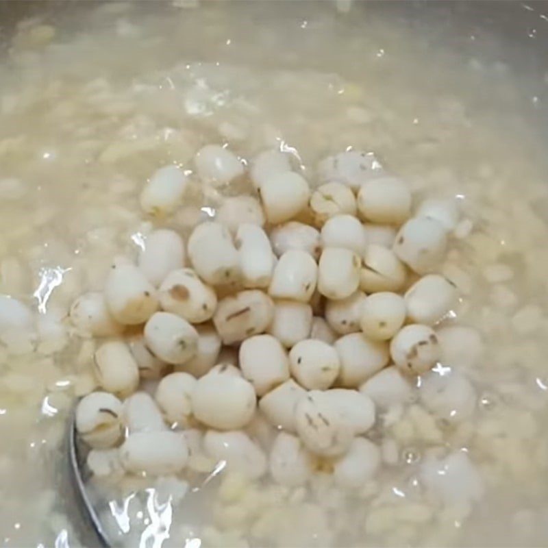 Step 3 Cooking the dessert Mung bean lotus seed dessert