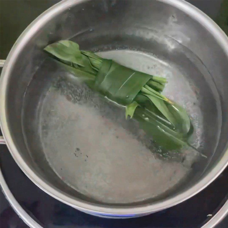 Step 2 Cooking the dessert Lotus root dessert