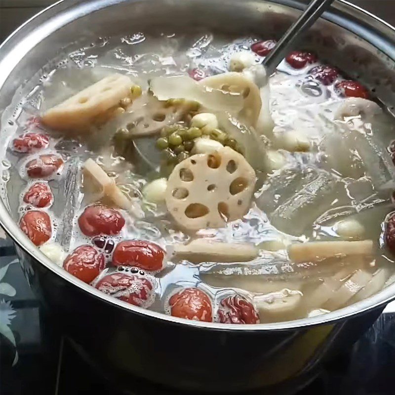 Step 3 Cooking Dessert Lotus Root and Mung Bean Dessert