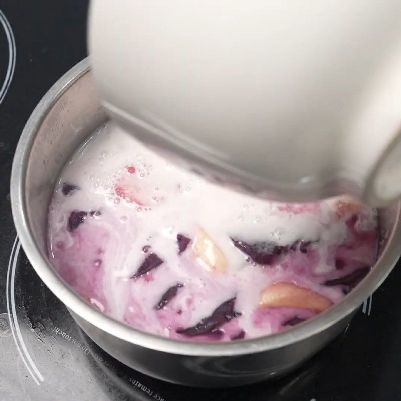 Step 3 Cook purple sweet potato banana dessert Purple sweet potato banana dessert