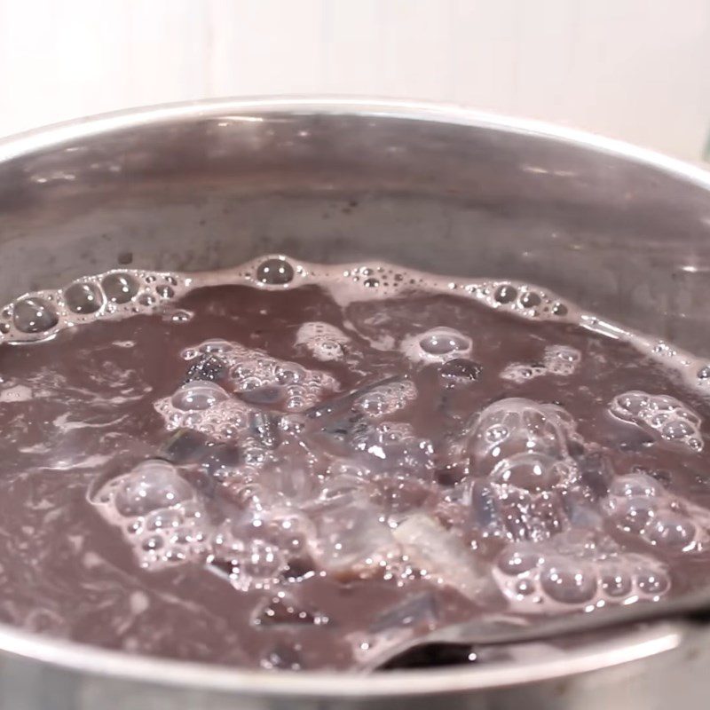 Step 3 Cooking black bean dessert with aloe vera Black bean dessert with aloe vera
