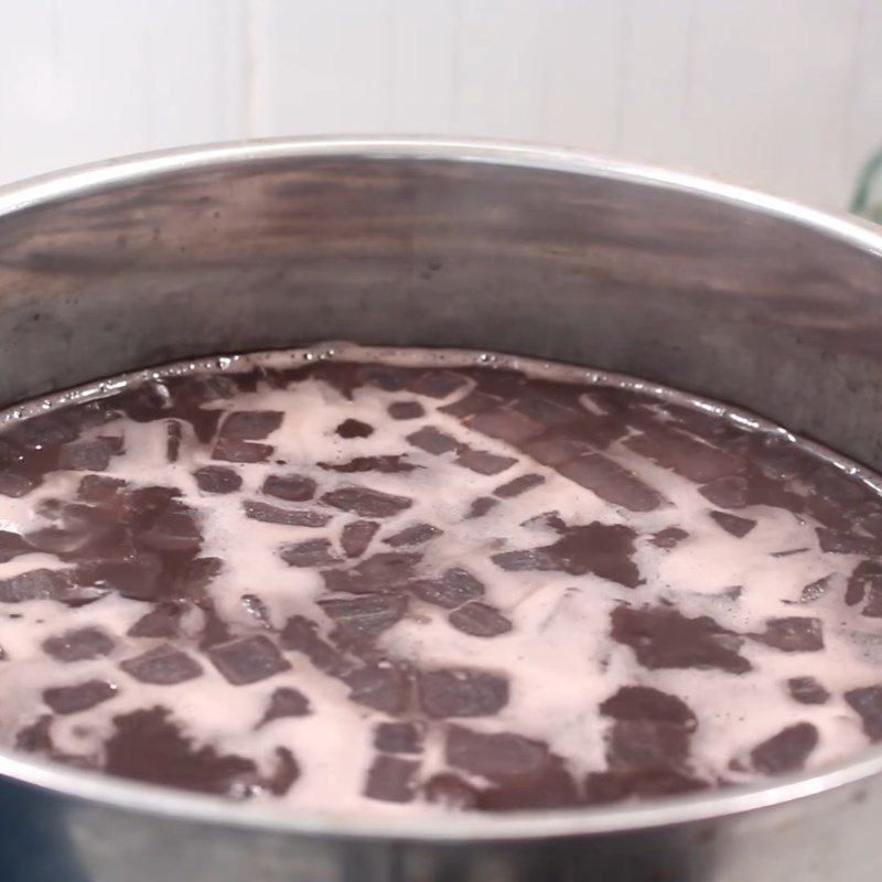 Step 3 Cooking black bean dessert with aloe vera Black bean dessert with aloe vera
