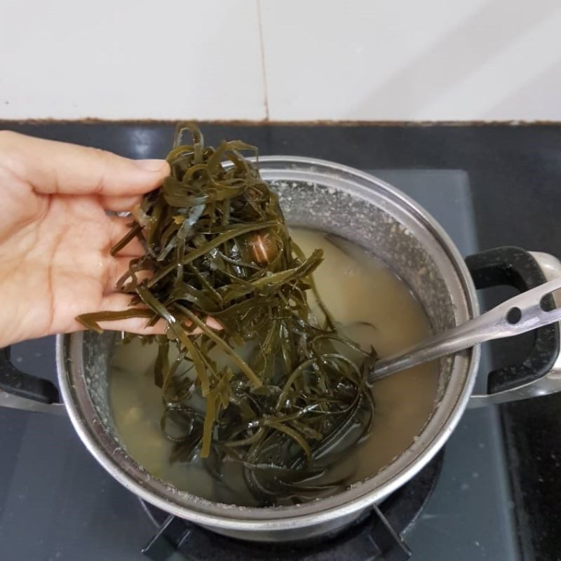 Step 2 Cook green bean pudding with seaweed