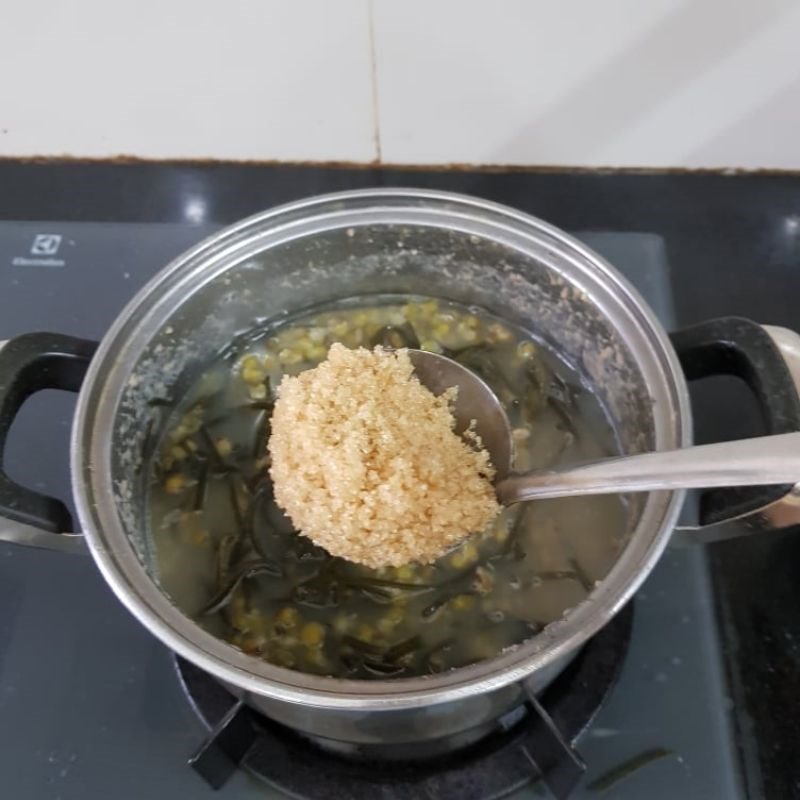 Step 2 Cook green bean pudding with seaweed