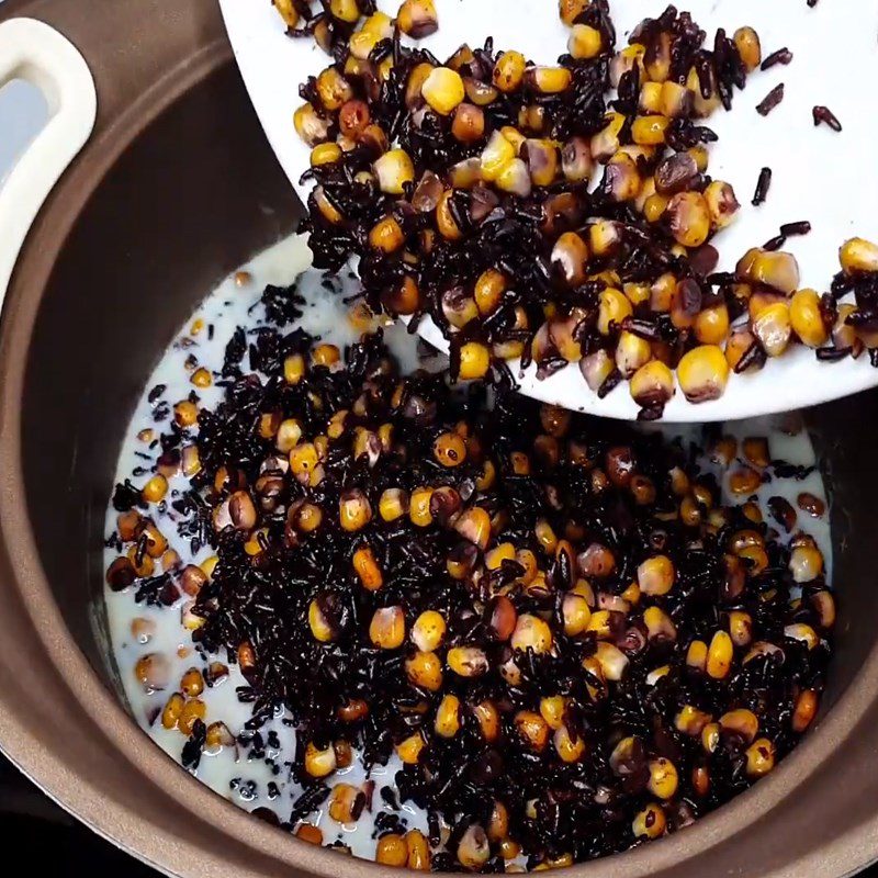 Step 3 Cook black sticky rice with American corn Black sticky rice with American corn