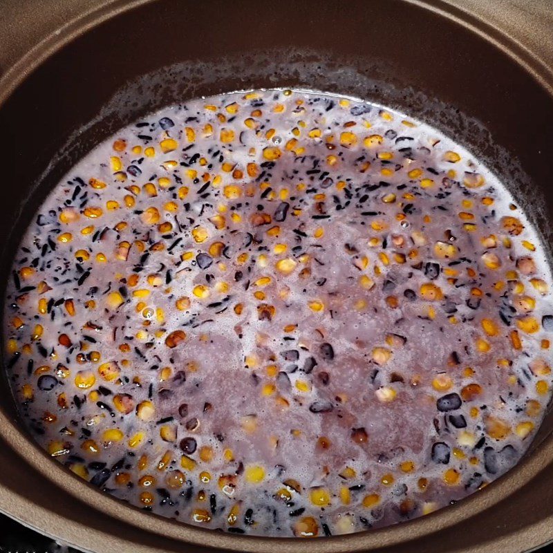 Step 3 Cook black sticky rice with American corn Black sticky rice with American corn