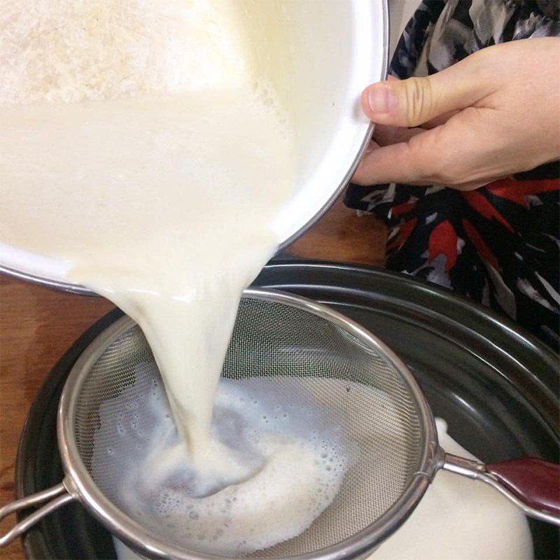 Step 3 Cook soybeans and pour tofu mold with agar powder using ground soybeans