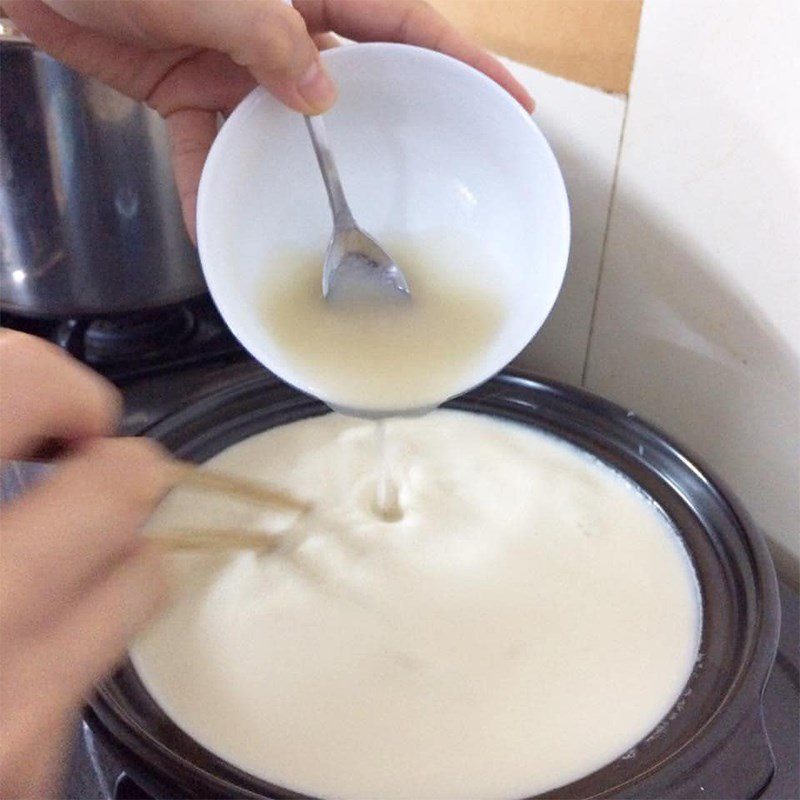 Step 3 Cook soybeans and pour tofu mold with agar powder using ground soybeans