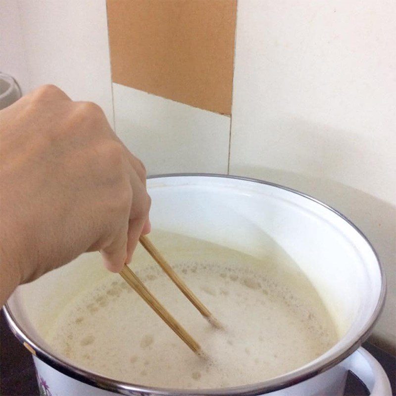 Step 3 Cook soybeans and pour tofu mold with agar powder using ground soybeans