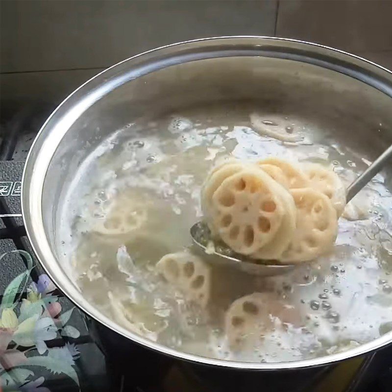 Step 2 Cook the green beans and lotus root for Green Bean Lotus Root Dessert
