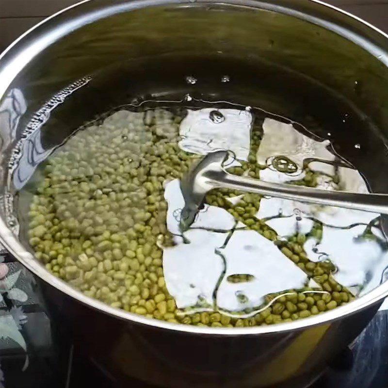 Step 2 Cook the green beans and lotus root for Green Bean Lotus Root Dessert