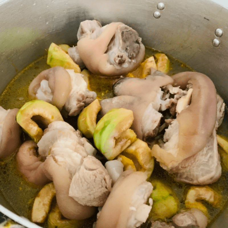 Step 3 Cook braised pork knuckle with fig Braised pork knuckle with fig