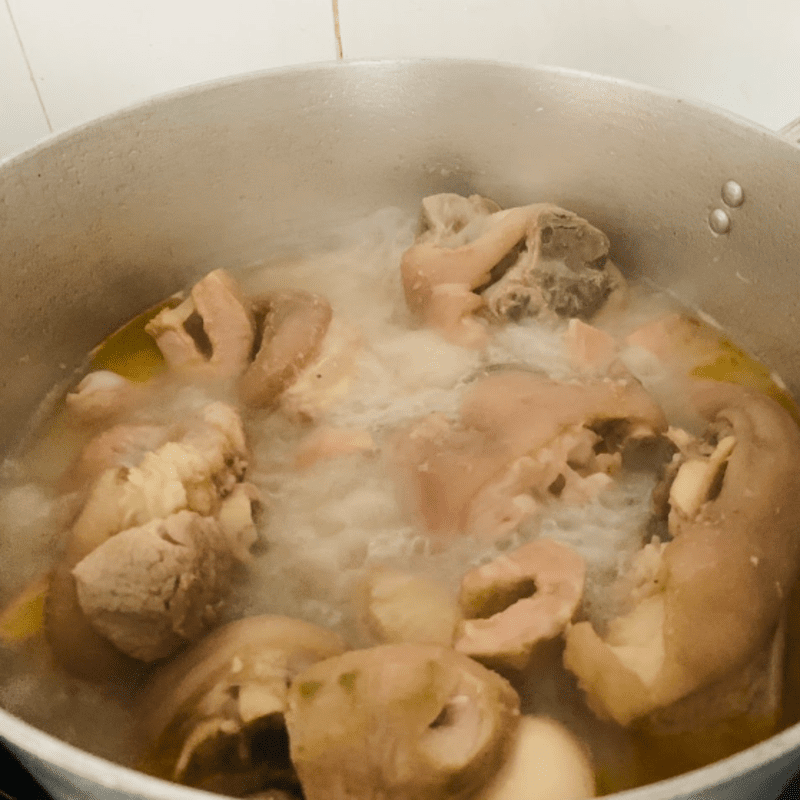 Step 3 Cook braised pork knuckle with fig Braised pork knuckle with fig