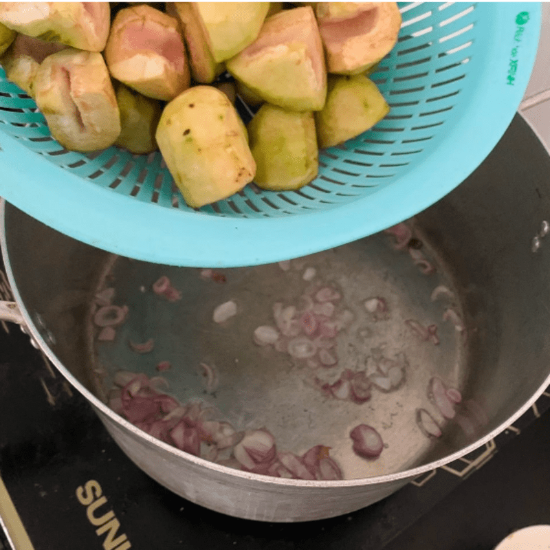 Step 3 Cook the pork leg stew with fig Pork leg stew with fig